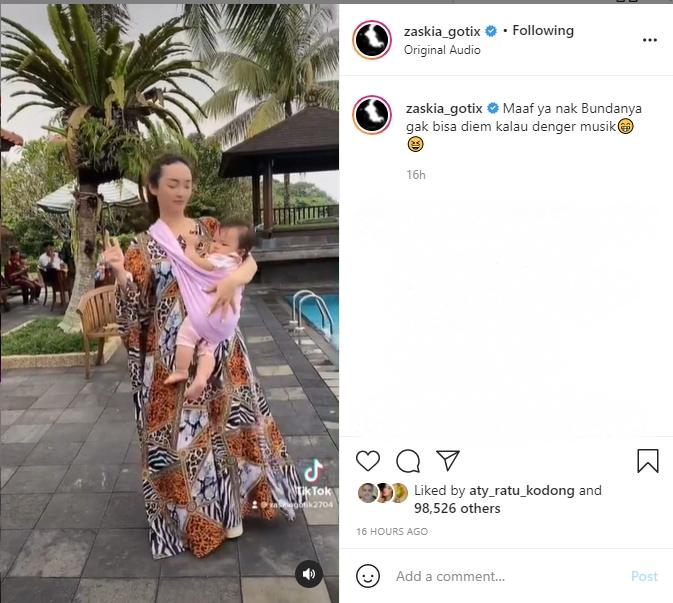 Zaskia Gotik joget sambil gendong anak. (Instagram/zaskia_gotix)