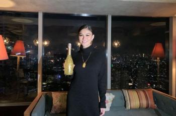 Agnez Mo Luncurkan Wine Bertabur Emas, Bisa Dinikmati saat Diet
