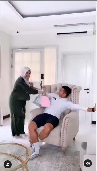 Fitri Tropica bagikan tips menyambut kepulangan suami. (Instagram/fitrop)