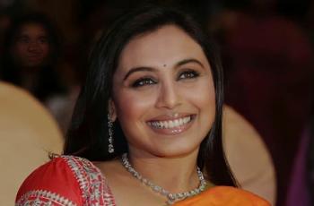 8 Potret Rani Mukerji Pakai Baju Tradisional India, Elegan dan Glamor!