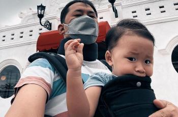 Hanung Bramantyo Rela Joget-Joget Pakai Mukena Demi Bikin Anak Ngakak