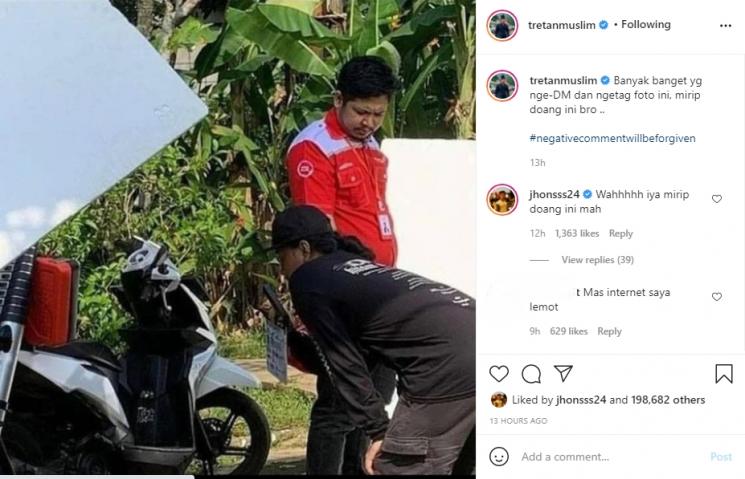 Sosok mirip Tretan Muslim pakai seragam petugas WiFi. (Instagram/tretanmuslim)