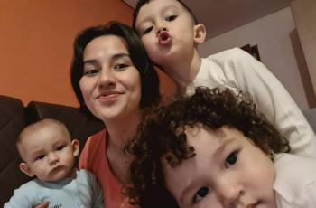 7 Potret Dahlia Poland Momong Anak, Telaten Banget Urus 3 Buah Hati