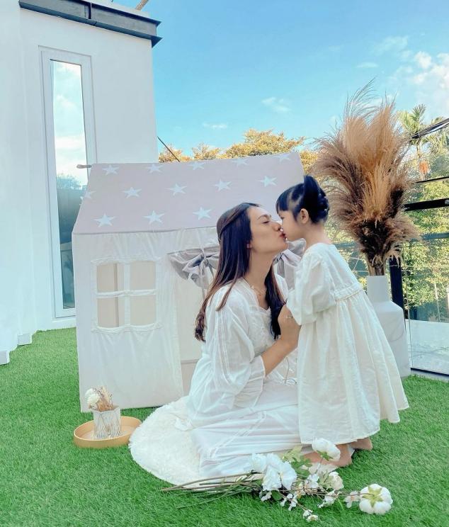 Potret Alinea Putri Raditya Dika (Instagram/@anissaaziza)