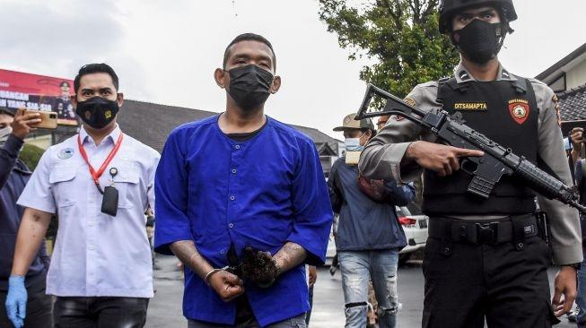 Boris Preman Pensiun diamankan oleh Satresnarkoba Polres Cimahi. [Suara.com/Ferrye Bangkit Rizki]