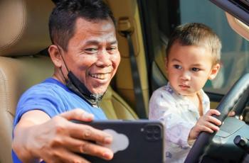 10 Potret Kiano Tiger Wong, Akrab Banget sama Sopir Keluarga