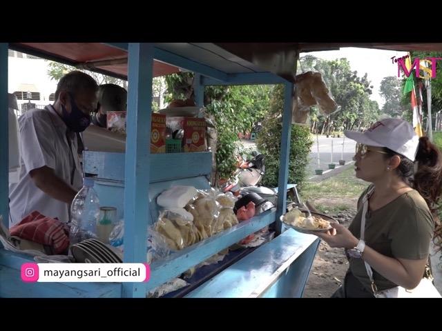Potret Mayangsari Makan di Warung Kaki Lima (YouTube/MAYANGSARI OFFICIAL)
