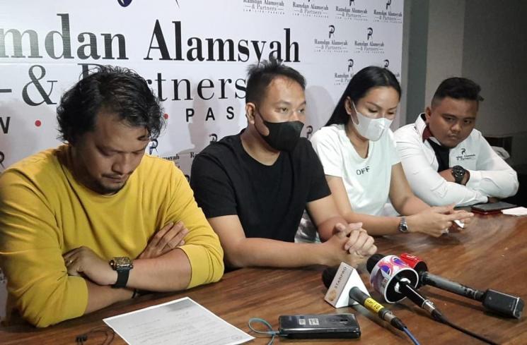 Vicky Prasetyo (Baju hitam). (Matamata.com/Muhammad Anzar Anas)