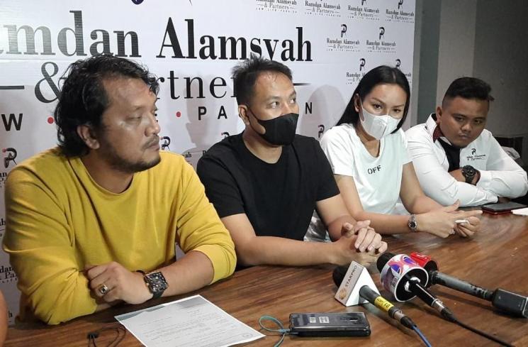 Vicky Prasetyo (Baju hitam). (Matamata.com/Muhammad Anzar Anas)