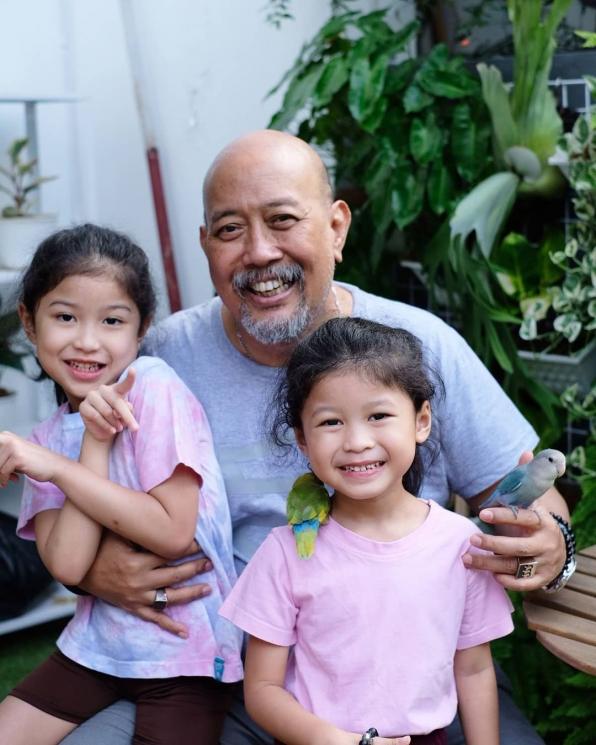 Potret Indro Warkop Momong Cucu (Instagram/@indrowarkop_asli)