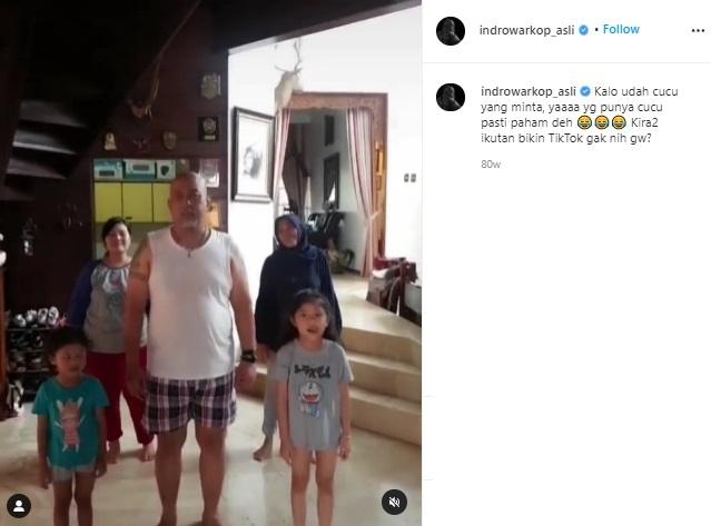 Potret Indro Warkop Momong Cucu (Instagram/@indrowarkop_asli)