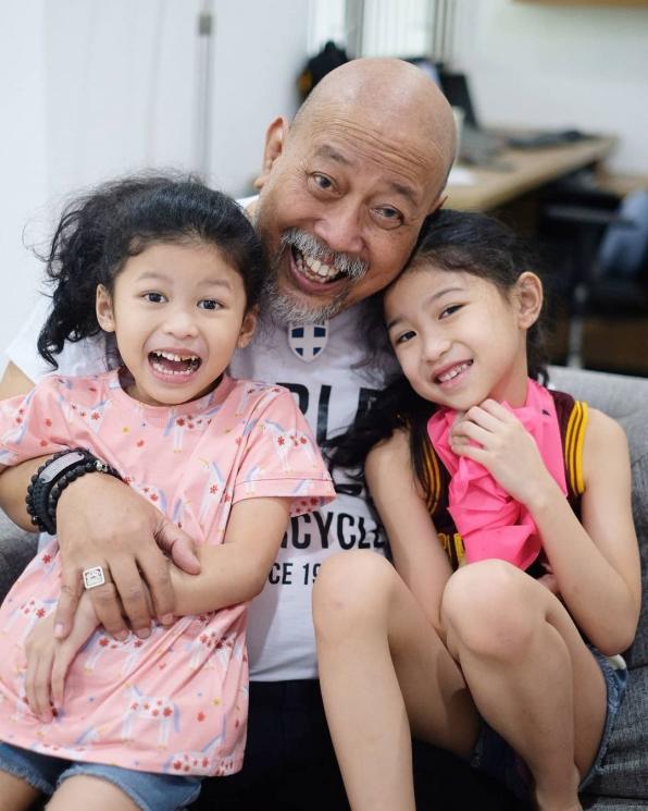 Potret Indro Warkop Momong Cucu (Instagram/@indrowarkop_asli)
