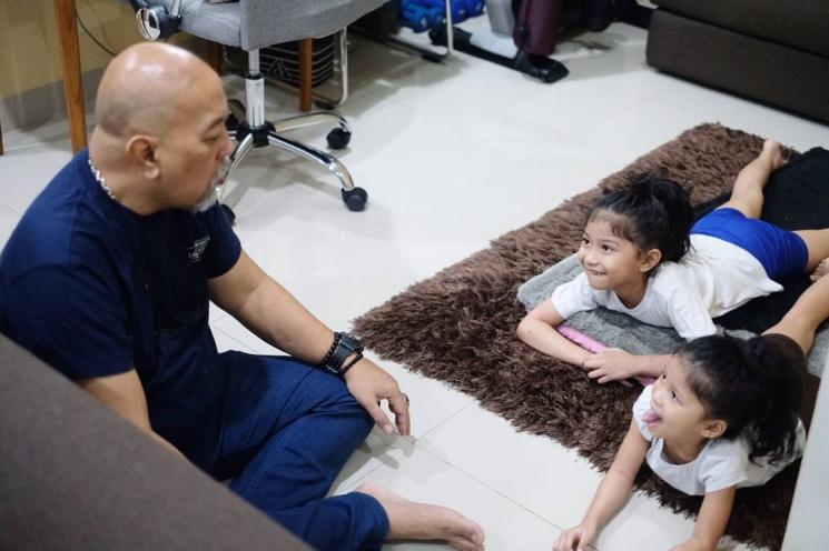 Potret Indro Warkop Momong Cucu (Instagram/@indrowarkop_asli)