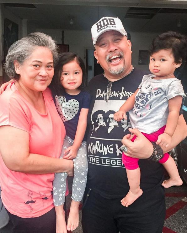 Potret Indro Warkop Momong Cucu (Instagram/@indrowarkop_asli)