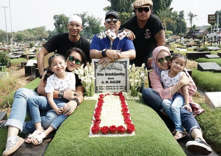 Potret Indro Warkop Momong Cucu (Instagram/@indrowarkop_asli)