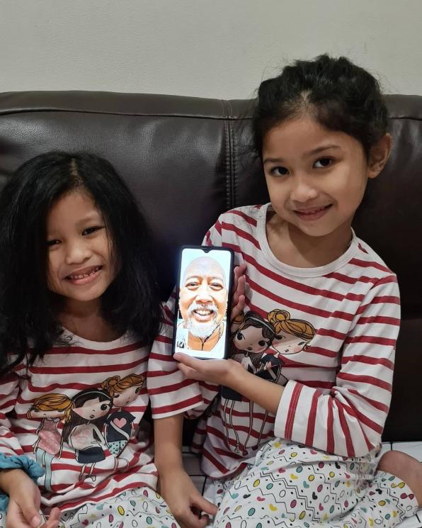 Potret Indro Warkop Momong Cucu (Instagram/@indrowarkop_asli)
