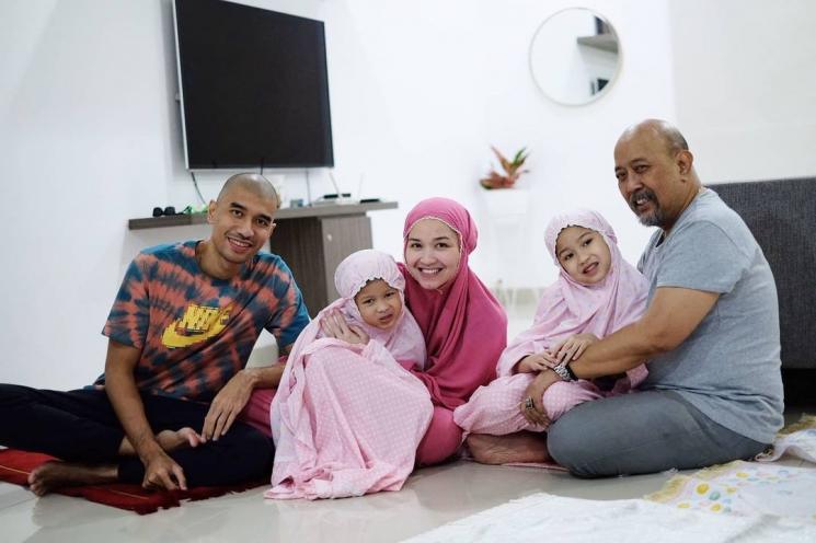 Potret Indro Warkop Momong Cucu (Instagram/@indrowarkop_asli)
