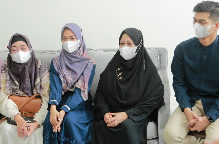 Pasangan Ria Ricis dan Teuku Ryan saat mengadakan pertemuan keluarga disaksikan awak media di Kawasan Bintaro Sektor 9, Tangerang Selatan, Senin (20/9/2021). [Matamata.com/Alfian Winanto]