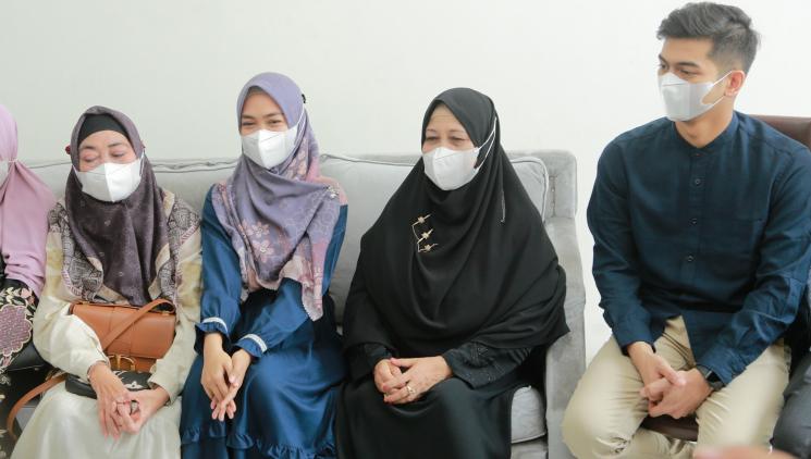 Pasangan Ria Ricis dan Teuku Ryan saat mengadakan pertemuan keluarga disaksikan awak media di Kawasan Bintaro Sektor 9, Tangerang Selatan, Senin (20/9/2021). [Matamata.com/Alfian Winanto]