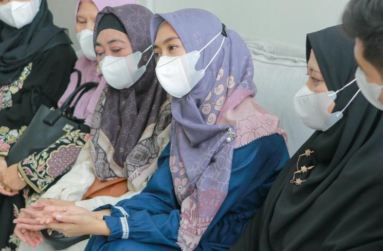 Pasangan Ria Ricis dan Teuku Ryan saat mengadakan pertemuan keluarga disaksikan awak media di Kawasan Bintaro Sektor 9, Tangerang Selatan, Senin (20/9/2021). [Matamata.com/Alfian Winanto]