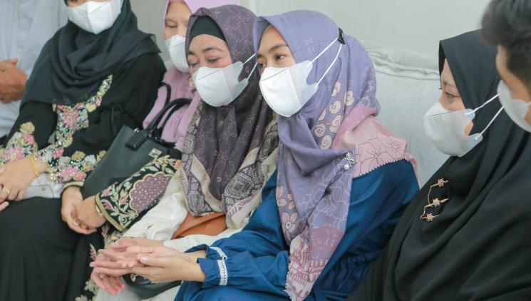 Pasangan Ria Ricis dan Teuku Ryan saat mengadakan pertemuan keluarga disaksikan awak media di Kawasan Bintaro Sektor 9, Tangerang Selatan, Senin (20/9/2021). [Matamata.com/Alfian Winanto]