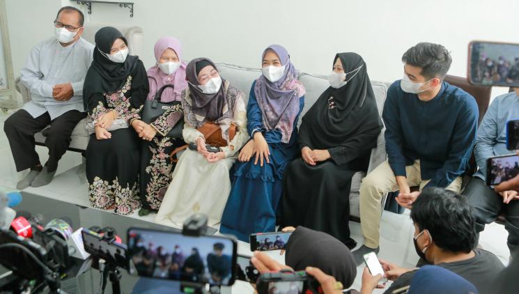 Pasangan Ria Ricis dan Teuku Ryan saat mengadakan pertemuan keluarga disaksikan awak media di Kawasan Bintaro Sektor 9, Tangerang Selatan, Senin (20/9/2021). [Matamata.com/Alfian Winanto]
