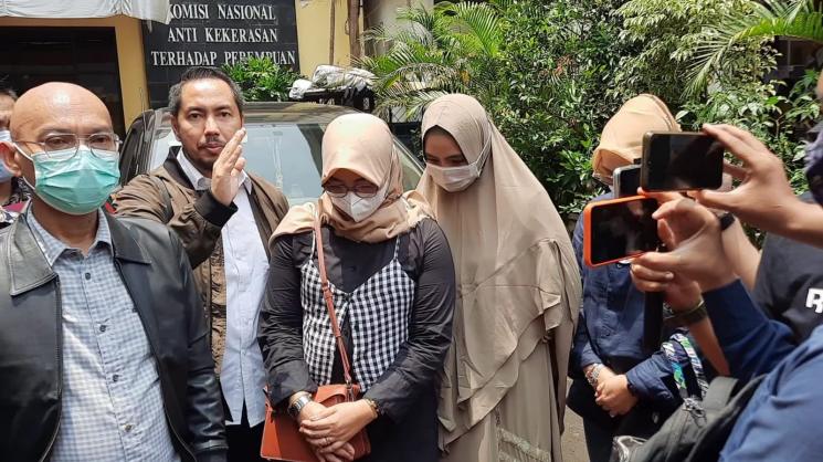 M bersama tim pengacara mendatangi Komnas Perempuan untuk mengadukan ayah Taqy Malik, Mansyardin Malik [MataMata.com/Evi Ariska]