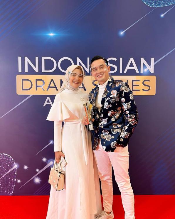 Potret Kemesraan Ikbal Fauzi dan Istri (Instagram/@noviagianan)