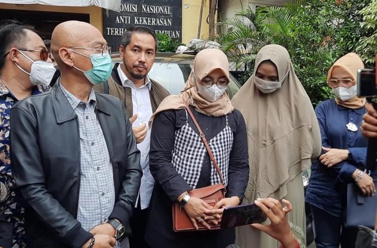 M bersama tim pengacara mendatangi Komnas Perempuan untuk mengadukan ayah Taqy Malik, Mansyardin Malik [MataMata.com/Evi Ariska]