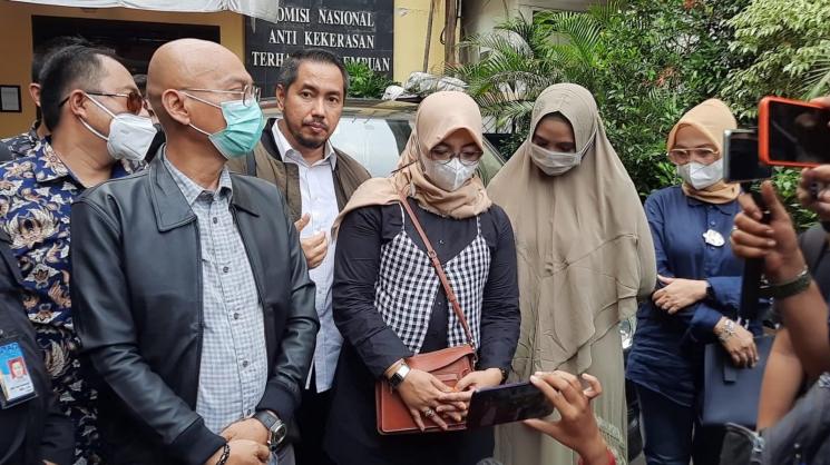 M bersama tim pengacara mendatangi Komnas Perempuan untuk mengadukan ayah Taqy Malik, Mansyardin Malik [MataMata.com/Evi Ariska]