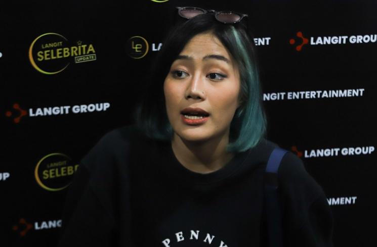 Pacar Komika Coki Pardede, Firsabila atau Fira Salsabila saat ditemui awak media di Kawasan Ciledug, Jakarta Selatan, Rabu (22/9/2021). [Matamata.com/Alfian Winanto]