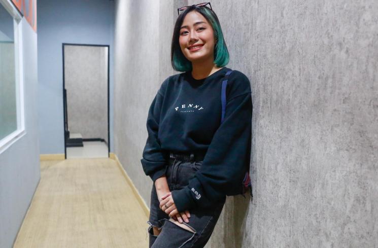 Pacar Komika Coki Pardede, Firsabila atau Fira Salsabila saat ditemui awak media di Kawasan Ciledug, Jakarta Selatan, Rabu (22/9/2021). [Matamata.com/Alfian Winanto]