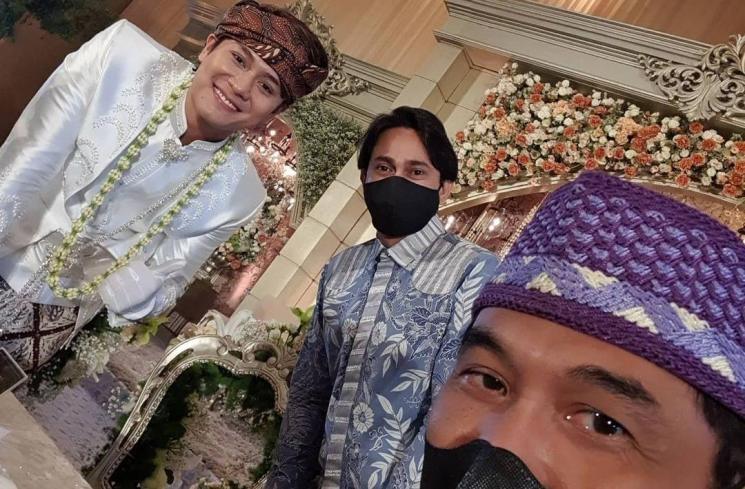 Ustaz Subki Al Bughury bersama Lesti Kejora dan Rizky Billar. (Instagram/subkialbughury_)