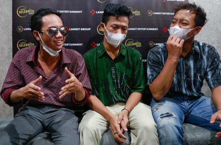 Para personil Warkopi yaitu Alfin Dwi Krisnandi (Indro), Sepriadi Chaniago (Dono), dan Dimas Kusnandi (Kasino), saat ditemui awak media di Kawasan Ciledug, Jakarta Selatan, Rabu (22/9/2021). [Matamata.com/Alfian Winanto]