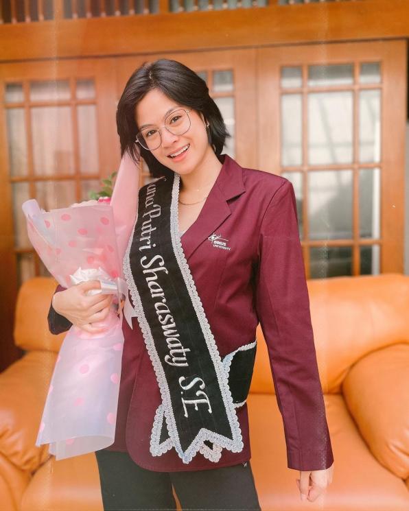 Adu Gaya Artis Sidang Skripsi (Instagram/@hanahaho)