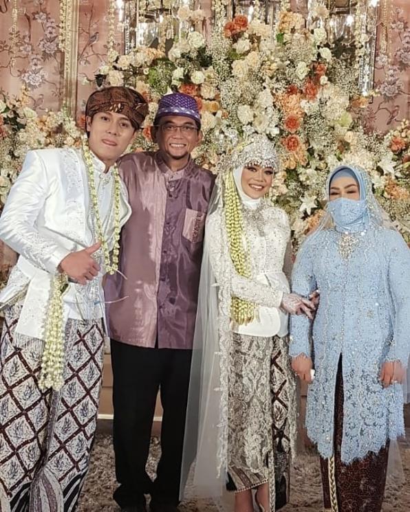 Ustaz Subki Al Bughury bersama Lesti Kejora dan Rizky Billar. (Instagram/subkialbughury_)