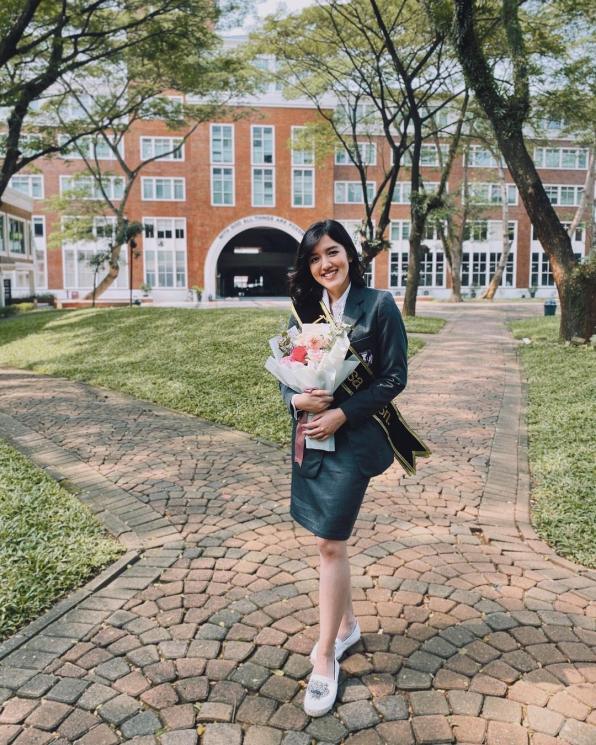 Adu Gaya Artis Sidang Skripsi (Instagram/@ifyalyssa)