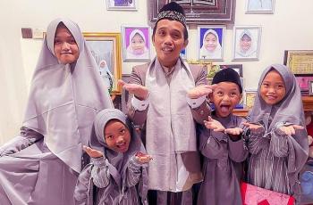 8 Potret Ustaz Maulana Momong Anak Sambil Kerja Usai Kepergian Sang Istri