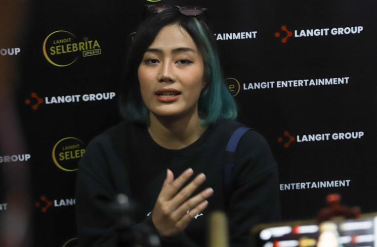 Pacar Komika Coki Pardede, Firsabila atau Fira Salsabila saat ditemui awak media di Kawasan Ciledug, Jakarta Selatan, Rabu (22/9/2021). [Matamata.com/Alfian Winanto]