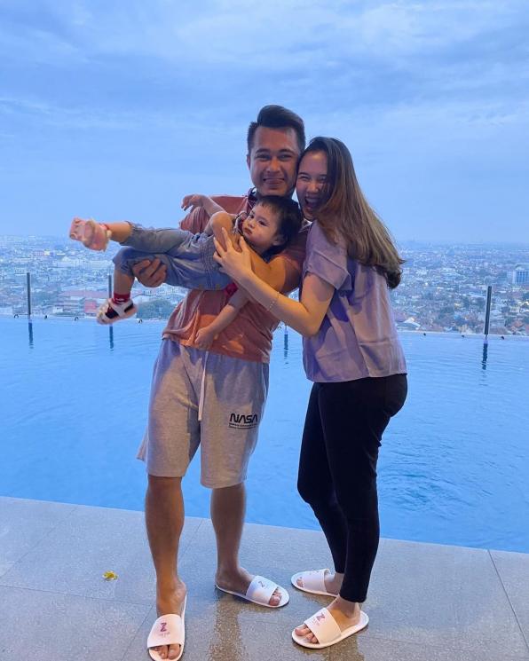 Potret Eza Gionino Momong Anak (Instagram/@ma_coritha)
