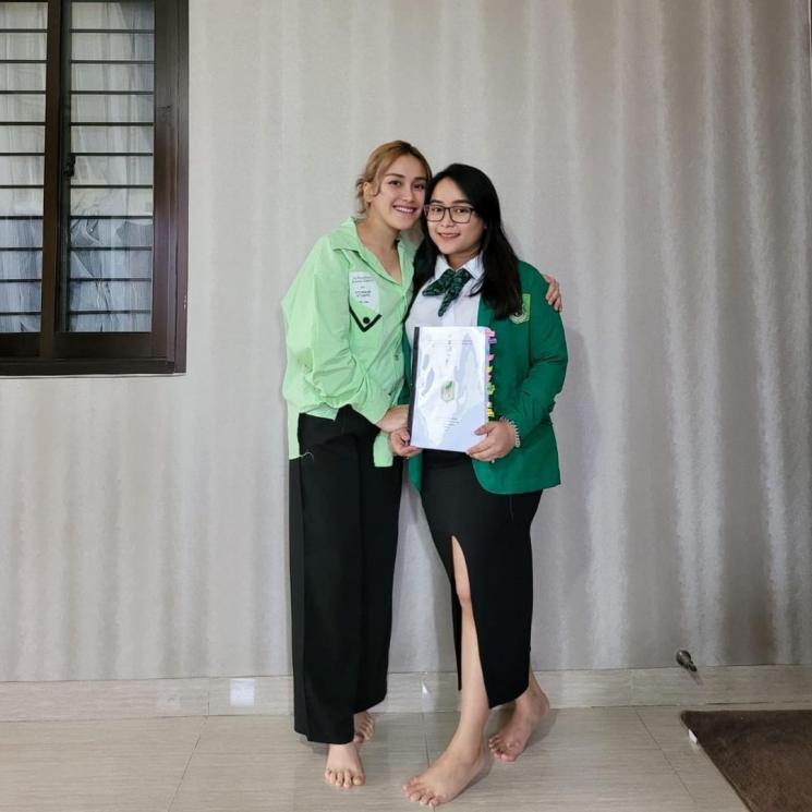 Adu Gaya Artis Sidang Skripsi (Instagram/@ayutingting92)