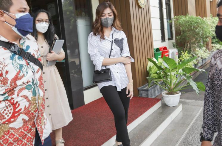 Dhena Devanka usai menjalani sidang perceraian di Pengadilan Agama Jakarta Selatan, Kamis (23/9/2021). [MataMata.com/Alfian Winanto]