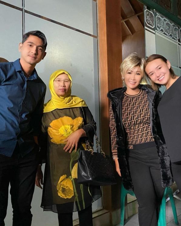 Inul Daratista dan ibunya bertemu Amanda Manopo dan Arya Saloka. (Instagram/inul.d)