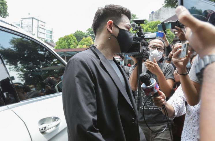 Jonathan Frizzy menjalani sidang perceraian di Pengadilan Agama Jakarta Selatan, Kamis (23/9/2021). [MataMata.com/Alfian Winanto]