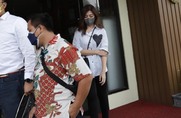 Dhena Devanka usai menjalani sidang perceraian di Pengadilan Agama Jakarta Selatan, Kamis (23/9/2021). [MataMata.com/Alfian Winanto]