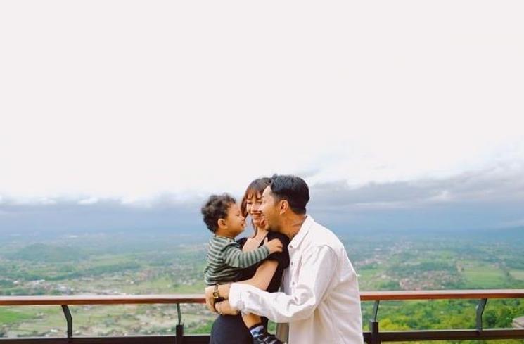 Beby Prisillia momong anak. (Instagram/@bebyleonardo)