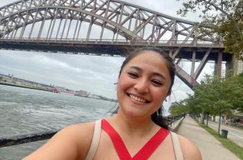 Marshanda Kece Pakai Outfit Cerah di New York, Netizen Salfok ke Lutut