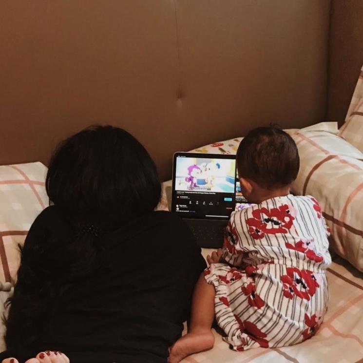 Adu Gaya Artis Single Parent Momong Anak (Instagram/@mutia_ayuu)