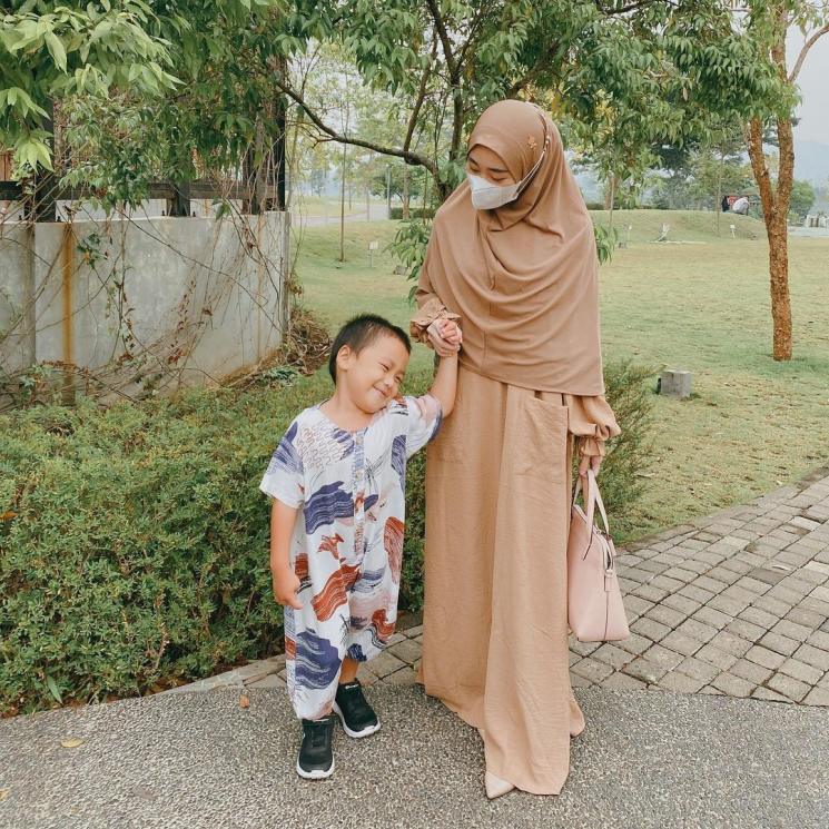 Adu Gaya Artis Single Parent Momong Anak (Instagram/@larissachou)
