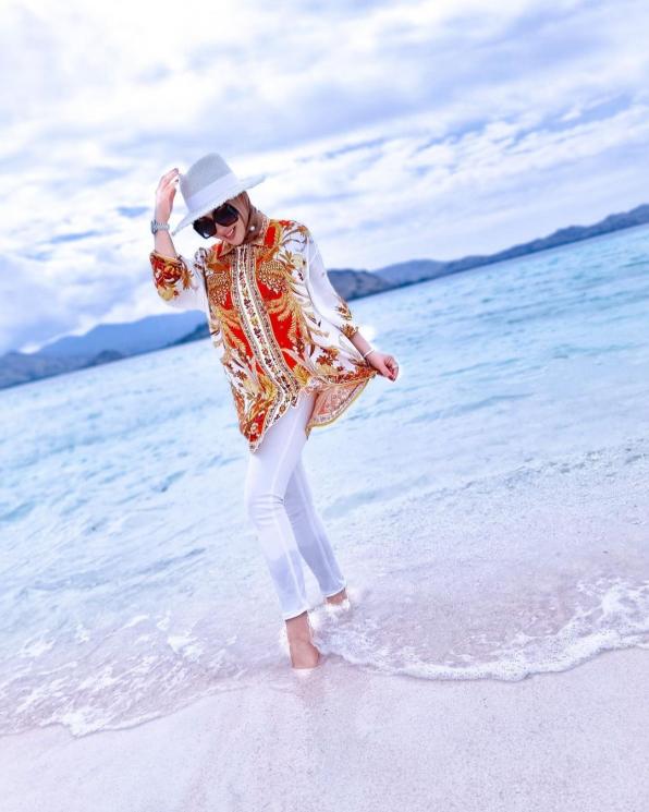 Momen Liburan Syahrini di Labuan Bajo. (Instagram/princessyahrini)